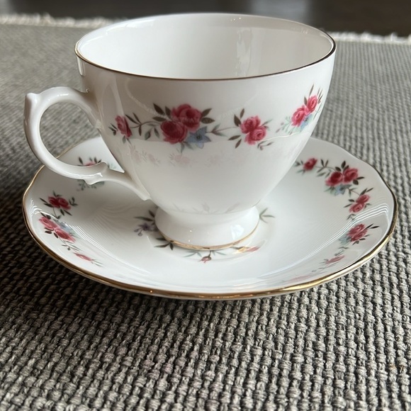 Queen Anne bone china floral pattern, pink mini roses, gold rims,vintage,England - Picture 10 of 10